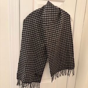 Bloomingdale's 100% Cashmere Black and Gray Houndstooth Men's Scarf Warm Cozy